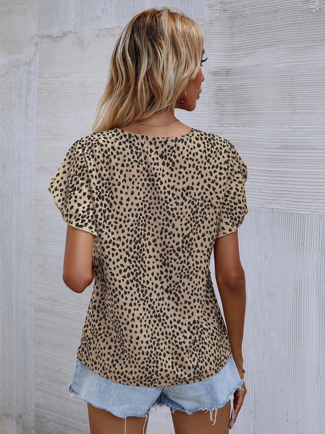 Blusa estampada con mangas de pétalos y cuello en V