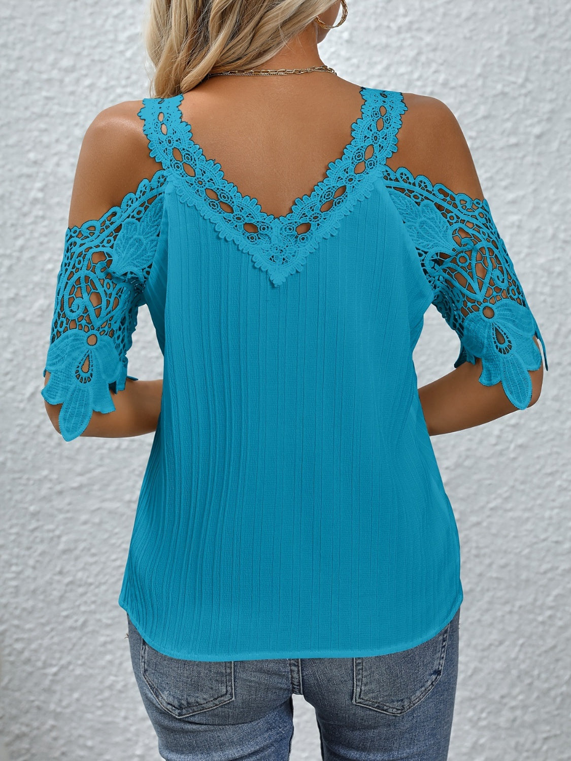 Bluse mit V-Ausschnitt und Spitzendetail an den Schultern