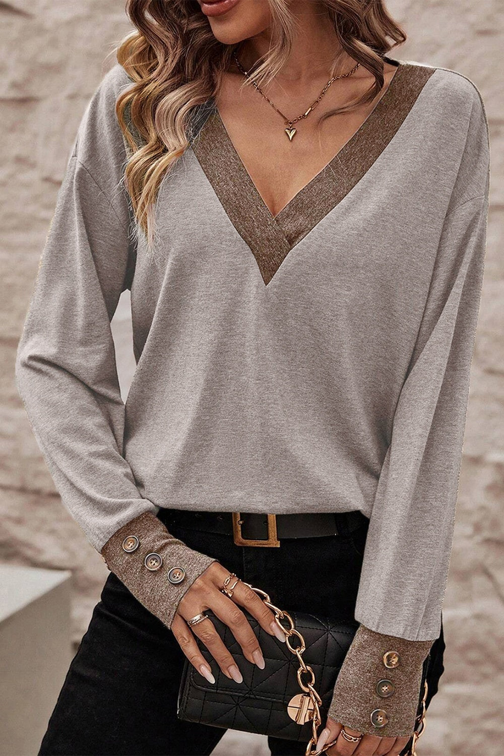 Blusa con hombros caídos y cuello en V