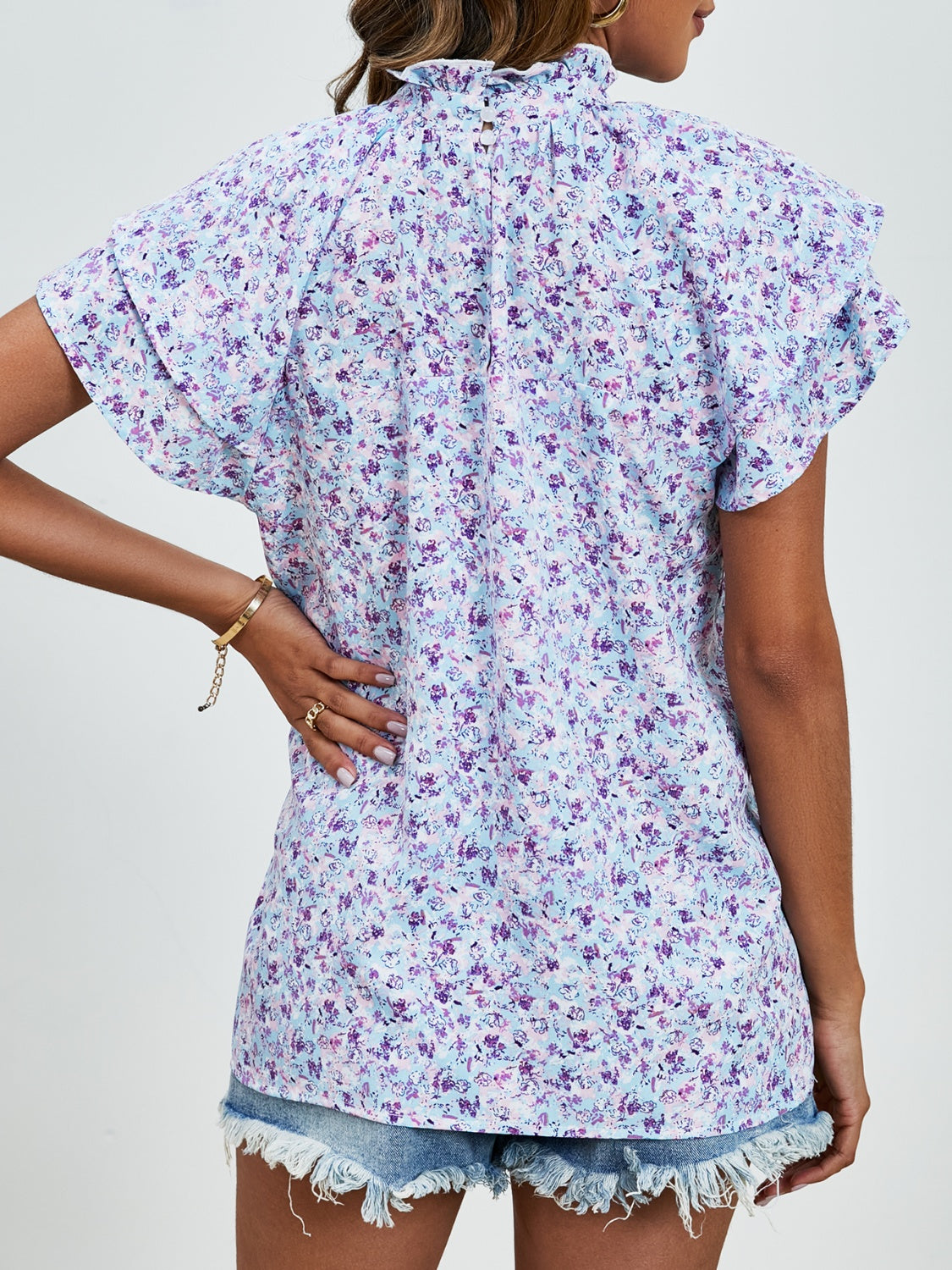 Bluse mit Rollkragen und Volantärmeln und Blumenmuster