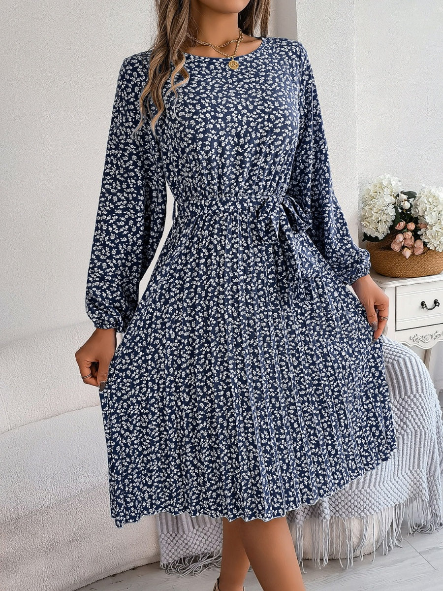 Plissiertes Kleid mit Blumenmuster und Bindegürtel an der Taille