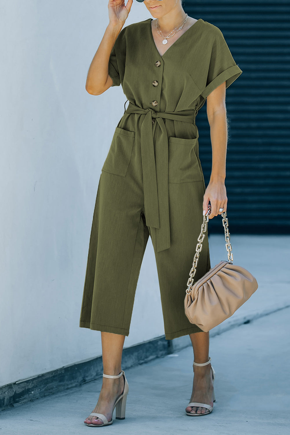 Kurzer Jumpsuit mit Knopfleiste und Bindegürtel