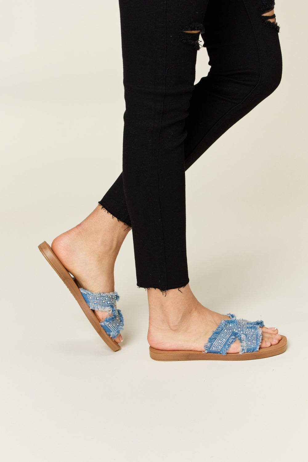 Forever Link – Flache Jeans-Sandalen mit H-Band und Rohbesatz