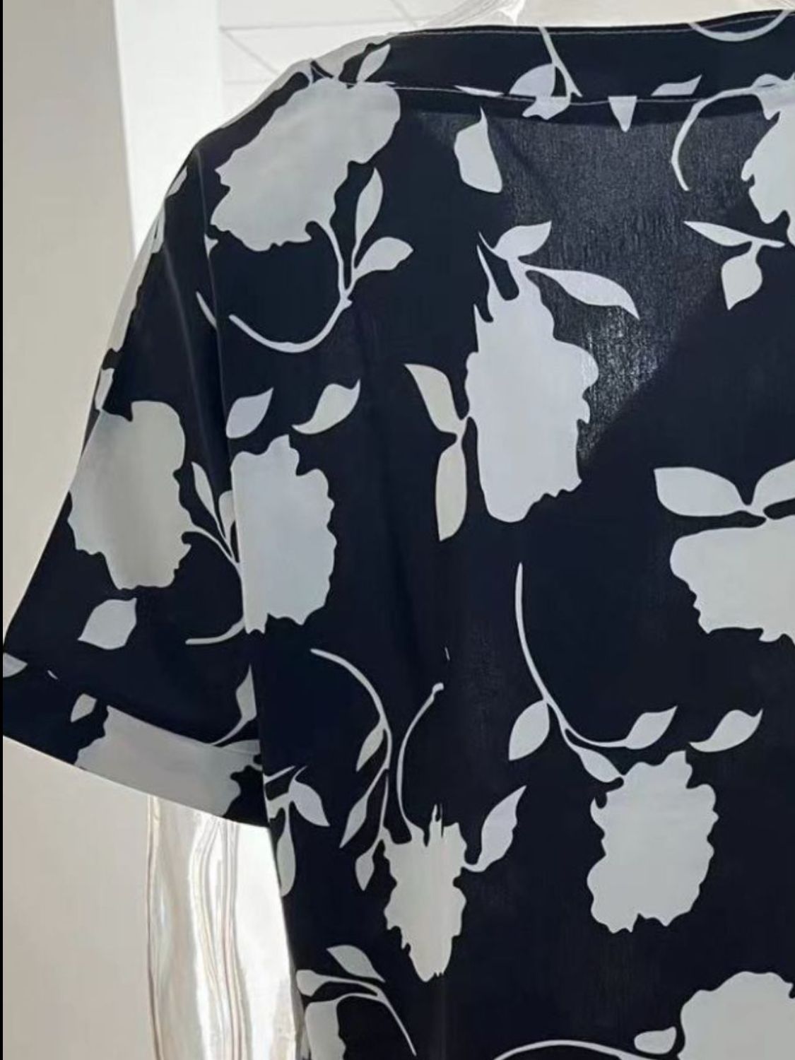 Blusa de manga corta con muescas estampada de tamaño completo