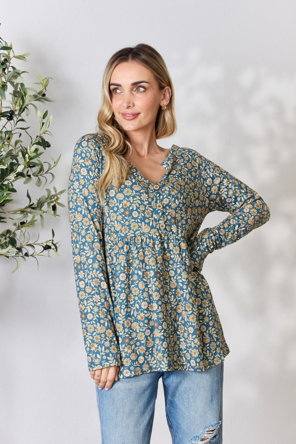 Heimish Bluse mit langen Ärmeln und Blumenmuster in voller Größe und halber Knopfleiste