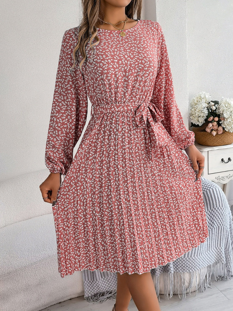 Plissiertes Kleid mit Blumenmuster und Bindegürtel an der Taille