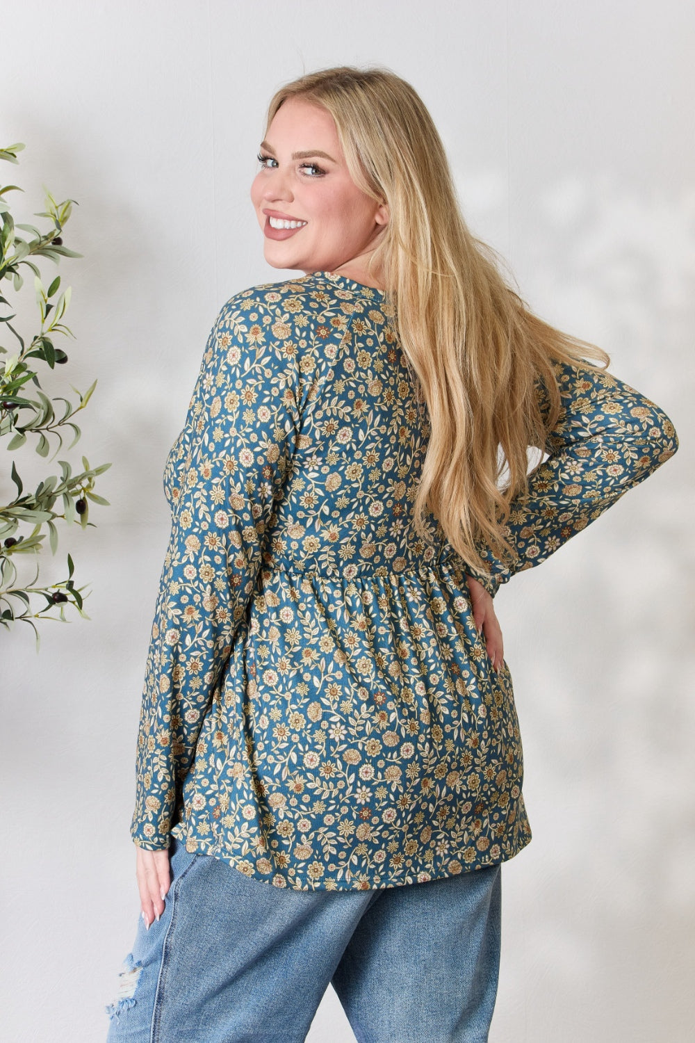 Heimish Bluse mit langen Ärmeln und Blumenmuster in voller Größe und halber Knopfleiste