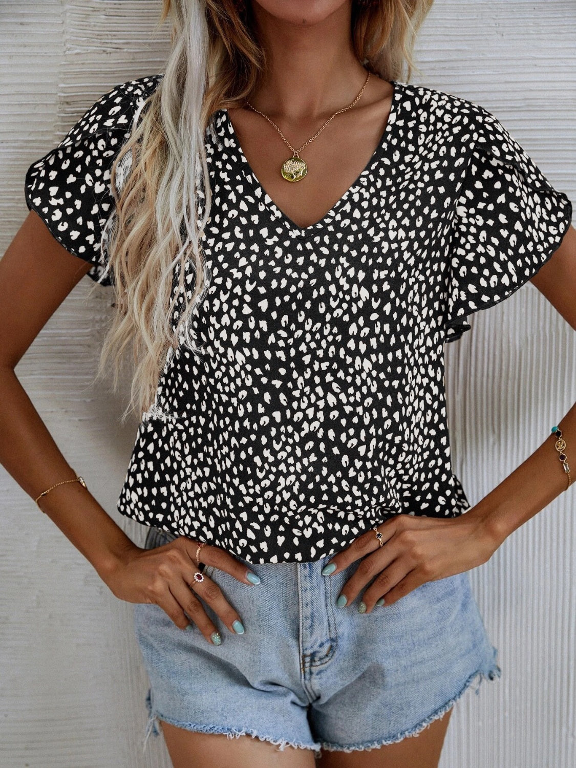 Blusa estampada con mangas de pétalos y cuello en V