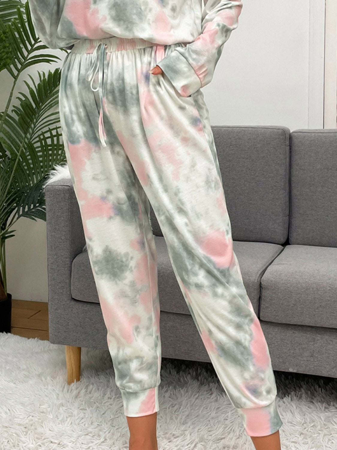 Lounge-Set aus Rundhals-Top mit Batikmuster und Hose mit Kordelzug