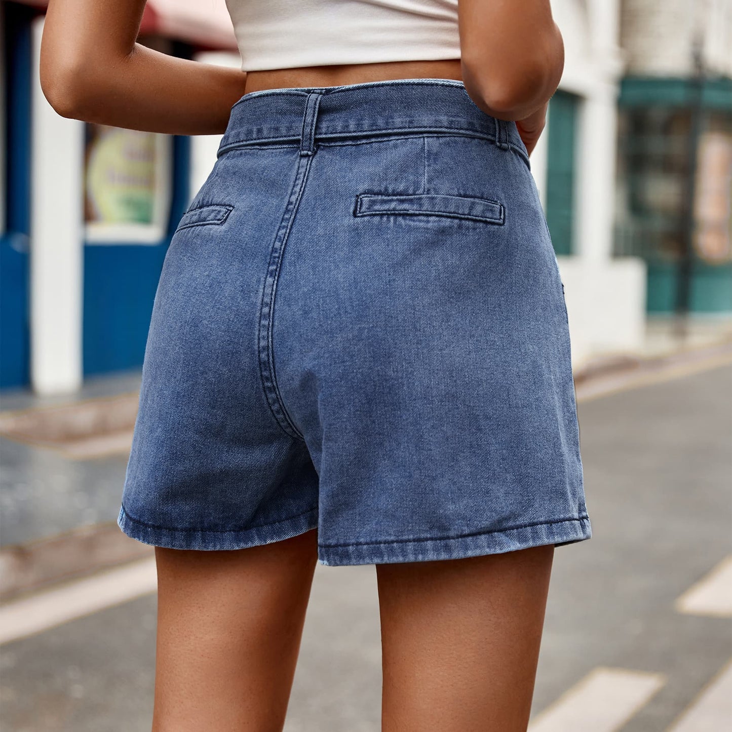 Jeansshorts mit Bindegürtel und Taschen