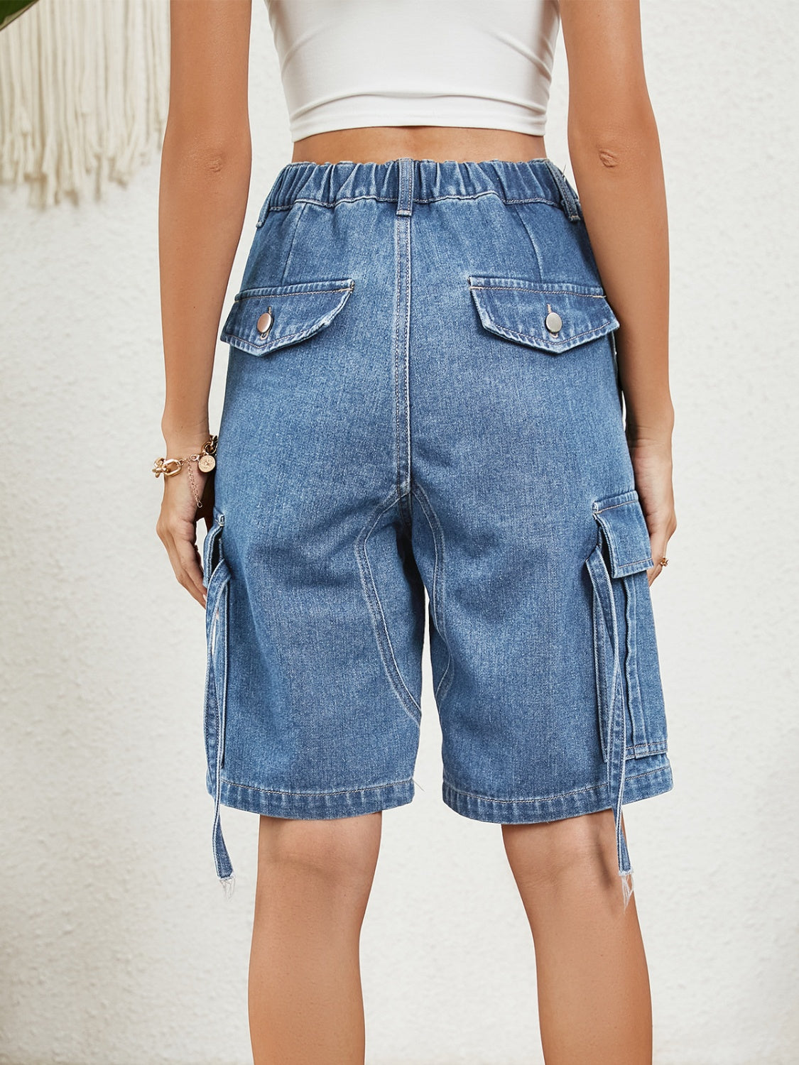 Jeansshorts mit hoher Taille und Taschen