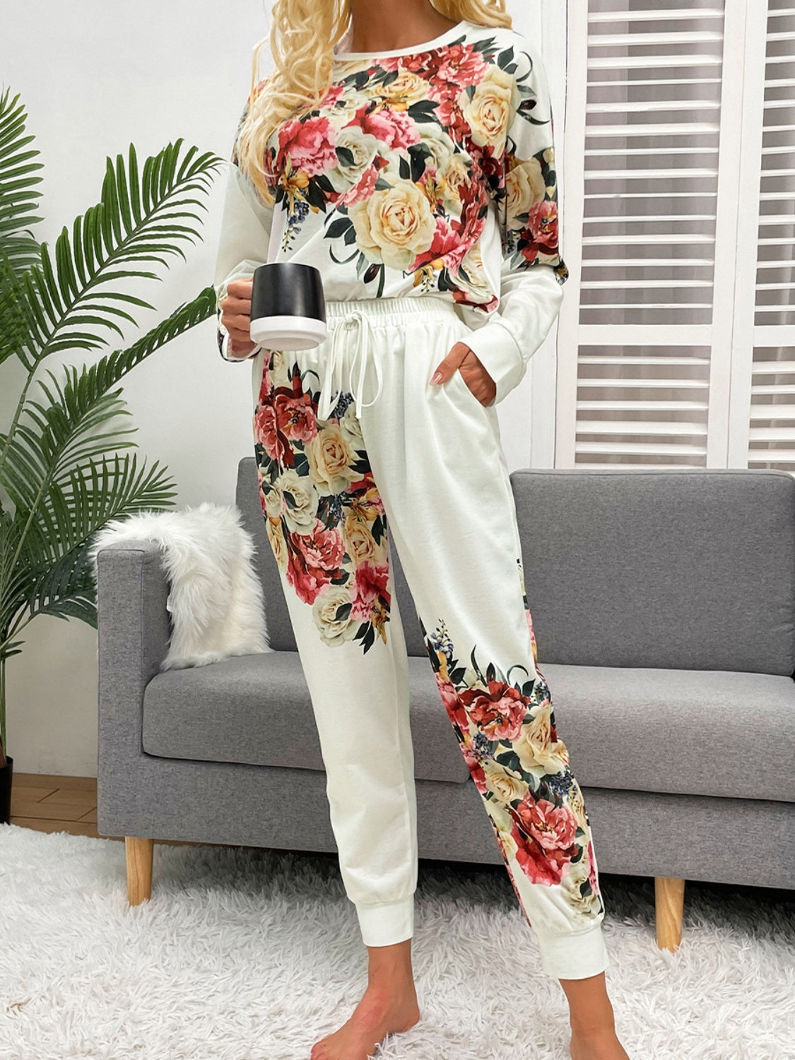 Lounge-Set aus Oberteil und Hose mit Rundhalsausschnitt und Aufdruck