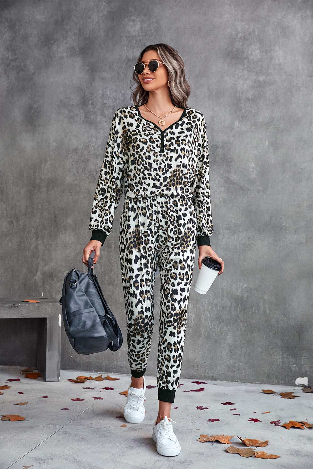 Loungewear-Set mit Leopardenmuster, V-Ausschnitt und überschnittenen Schultern