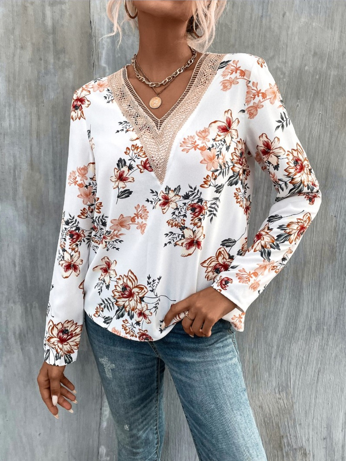 Blusa estampada de manga larga con cuello en V