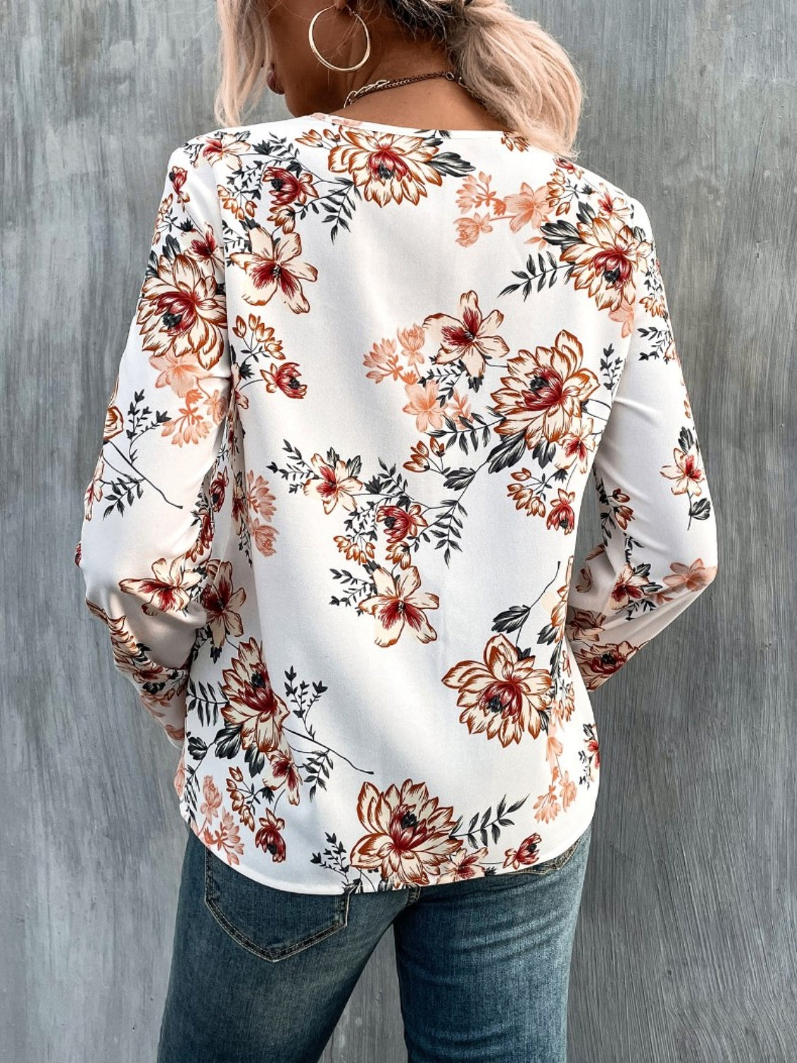 Blusa estampada de manga larga con cuello en V