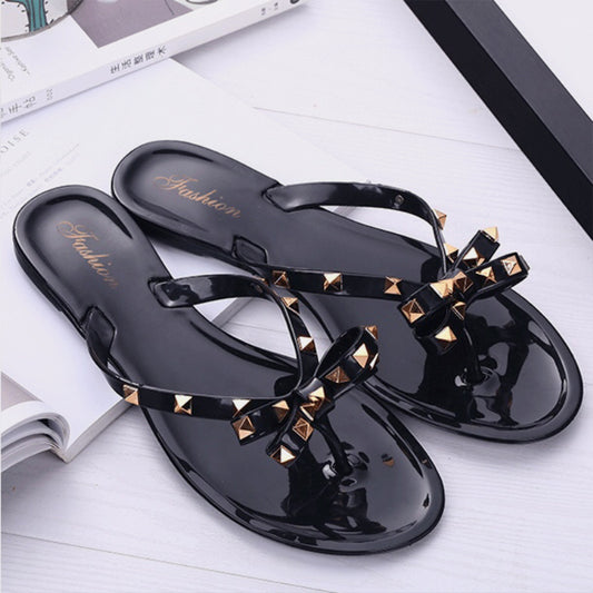 Sandalen aus PVC mit Schleife und Zehensteg