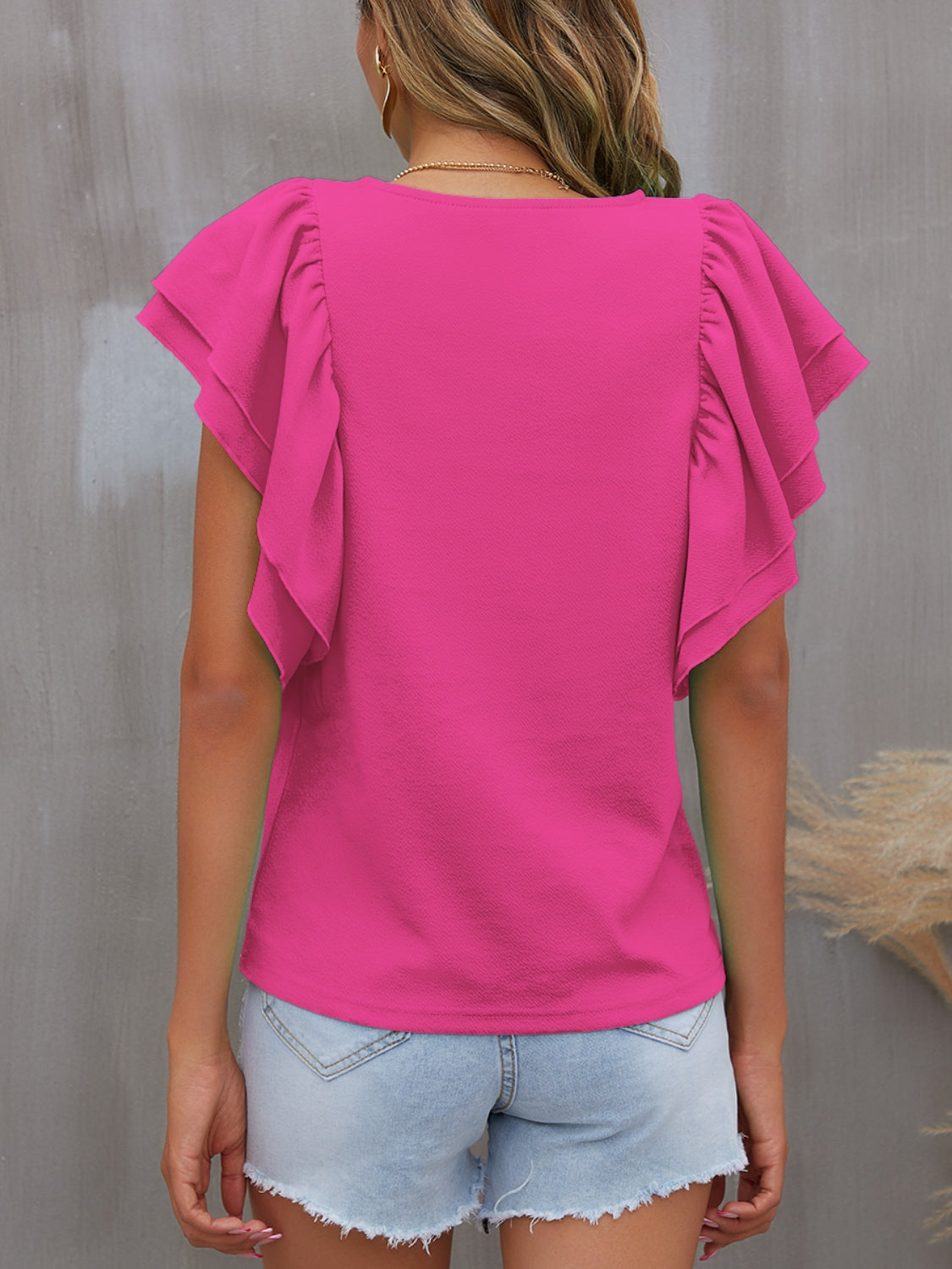 Blusa con cuello redondo y mangas con volantes