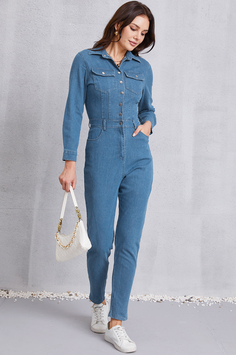 Jeans-Jumpsuit mit Druckknöpfen und Taschen