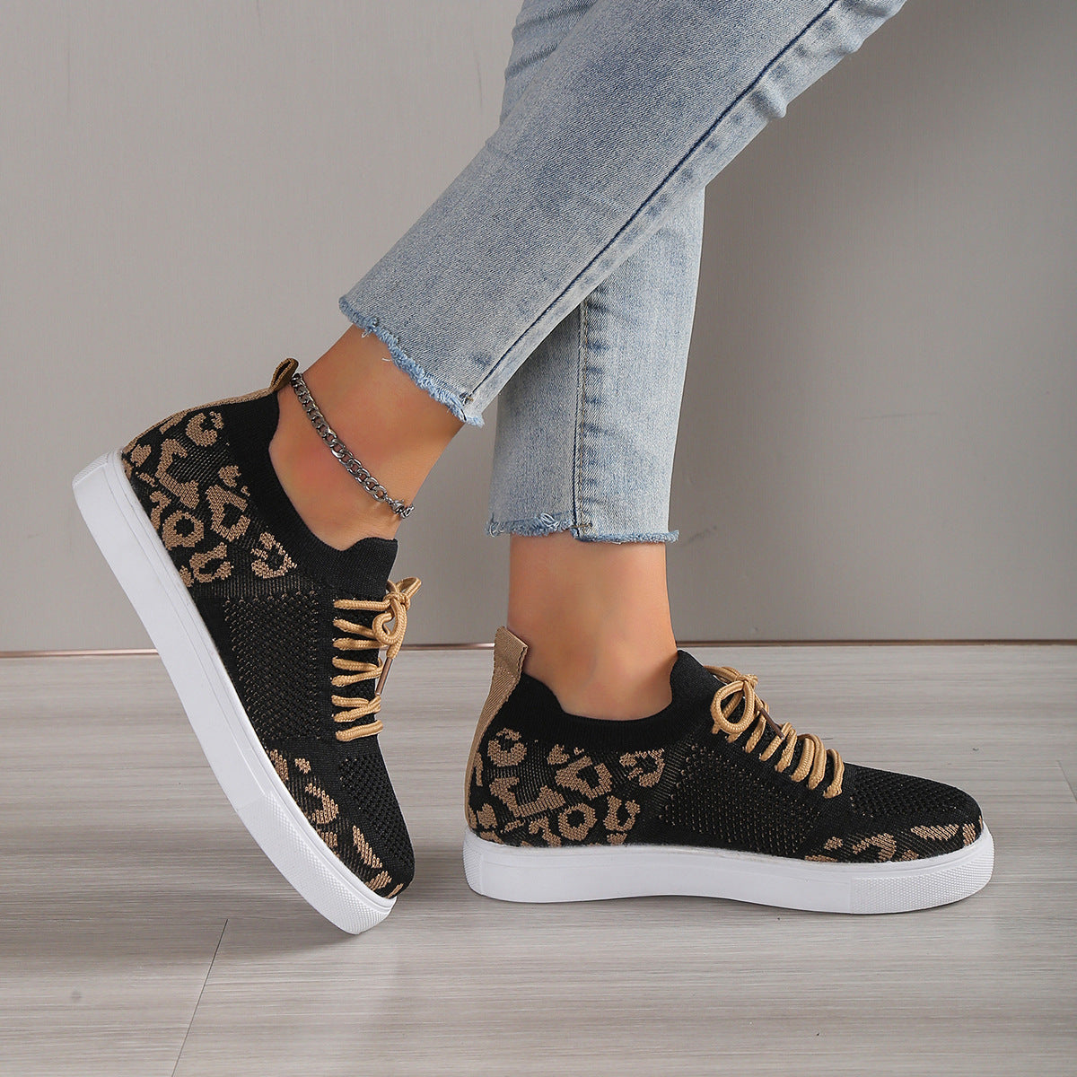 Flache Sneakers mit Leopardenmuster und Schnürung