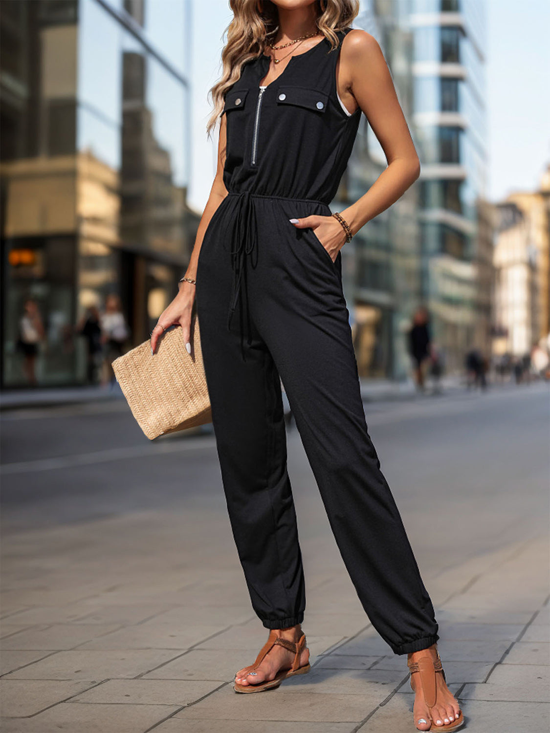 Ärmelloser Jumpsuit mit halbem Reißverschluss und Taschen