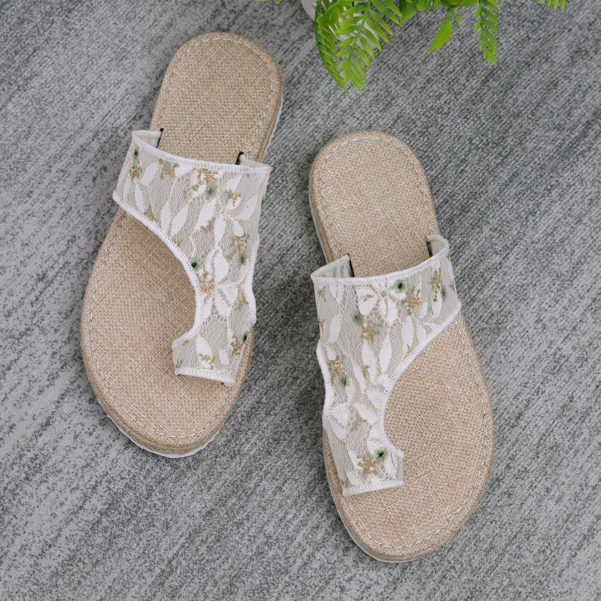 Flache Sandalen mit Blumenmuster und Zehensteg