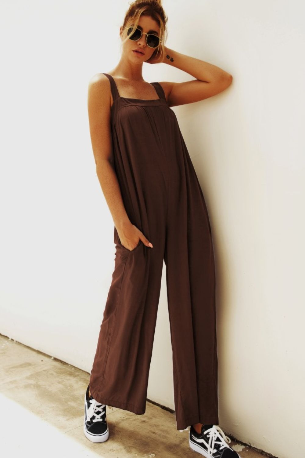 Jumpsuit mit breiten Trägern und weitem Bein