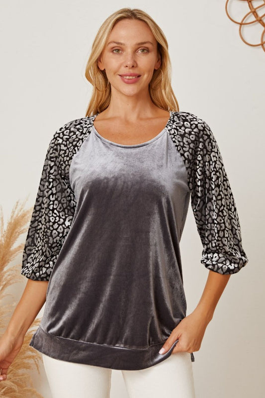 Bluse mit Rundhalsausschnitt und halblangen Ärmeln und Leopardenmuster