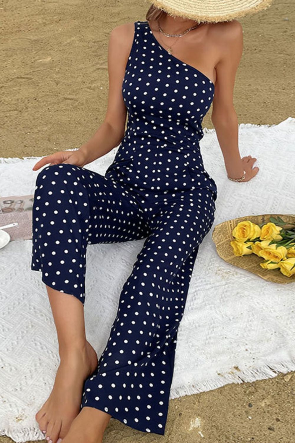 Jumpsuit mit One-Shoulder-Träger und Punkten