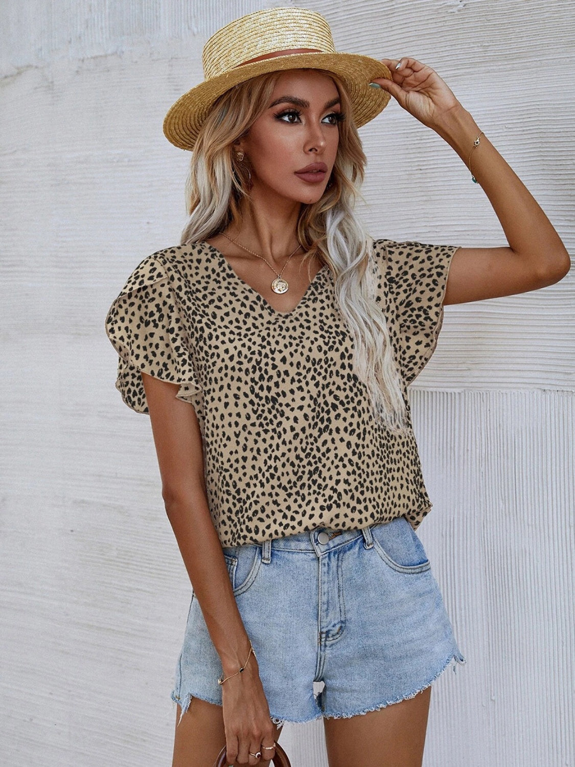 Blusa estampada con mangas de pétalos y cuello en V