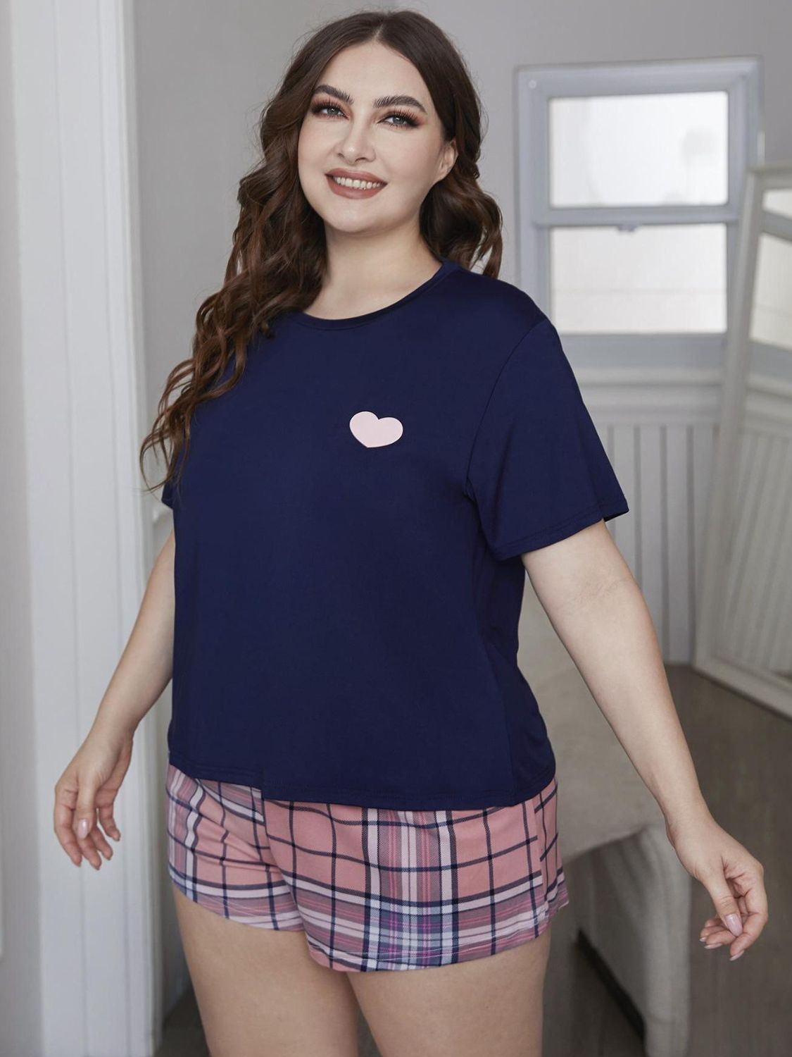 Loungewear-Set aus Oberteil mit Herzgrafik und karierten Shorts in Übergröße