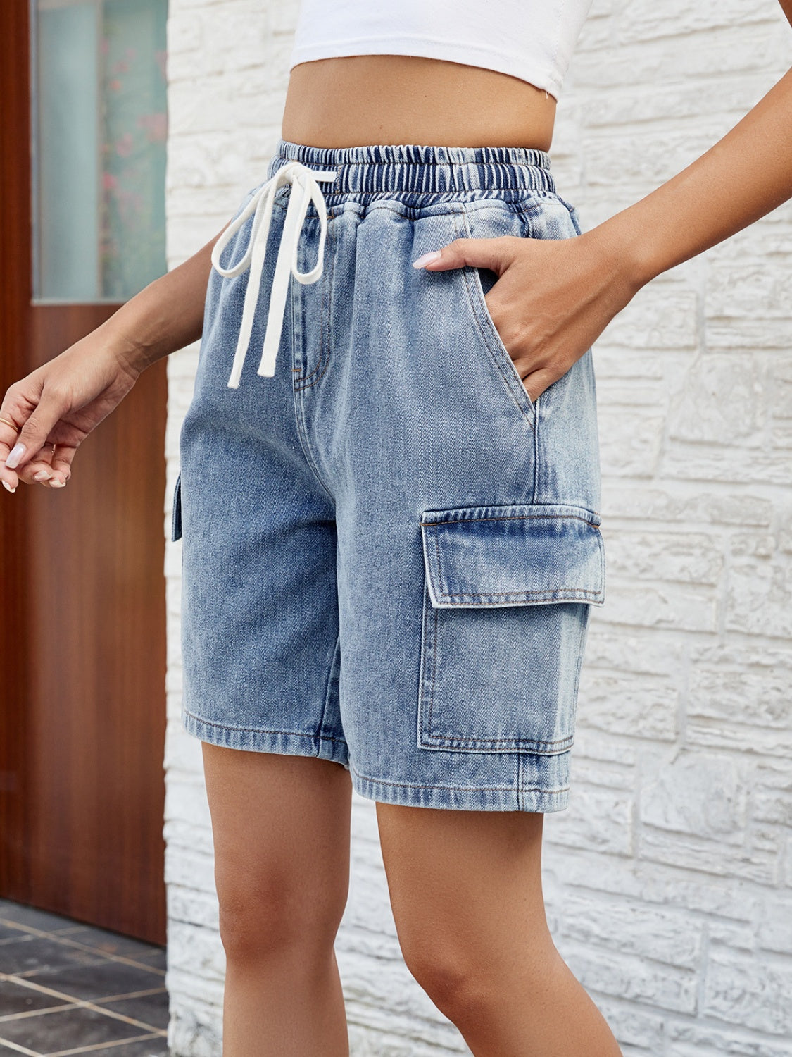 Jeansshorts mit Kordelzug und Taschen