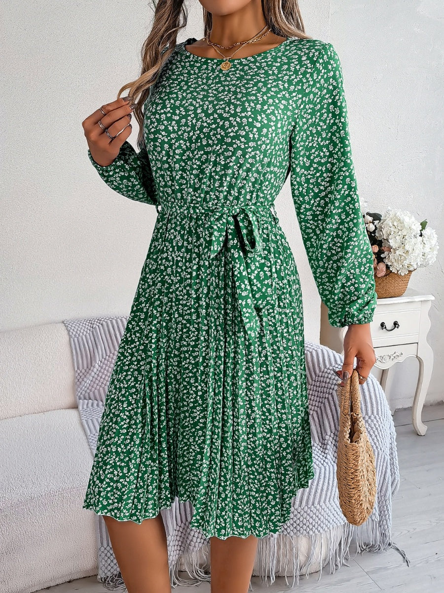 Plissiertes Kleid mit Blumenmuster und Bindegürtel an der Taille