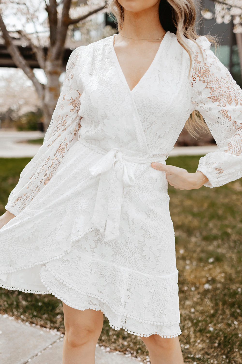 Spitzenkleid mit Pompombesatz, Puffärmeln, Gürtel