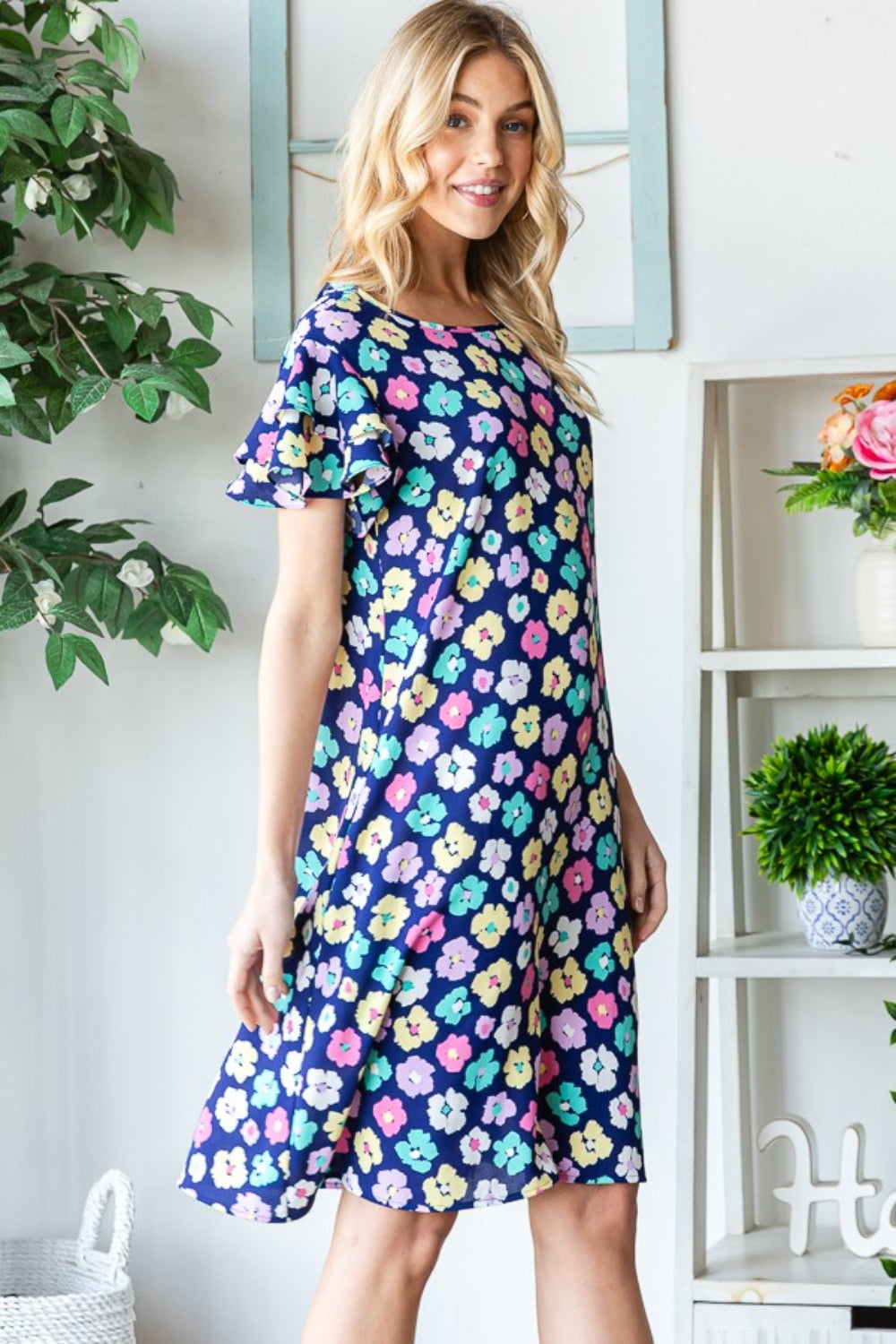 Heimish – Kurzes Kleid in voller Größe mit Blumenmuster und Rüschen und Taschen