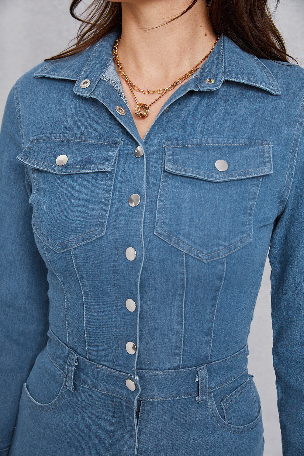 Jeans-Jumpsuit mit Druckknöpfen und Taschen