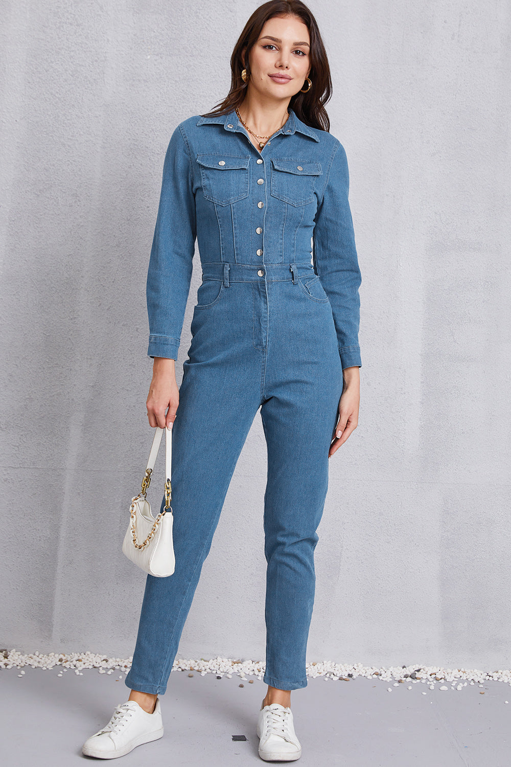 Jeans-Jumpsuit mit Druckknöpfen und Taschen