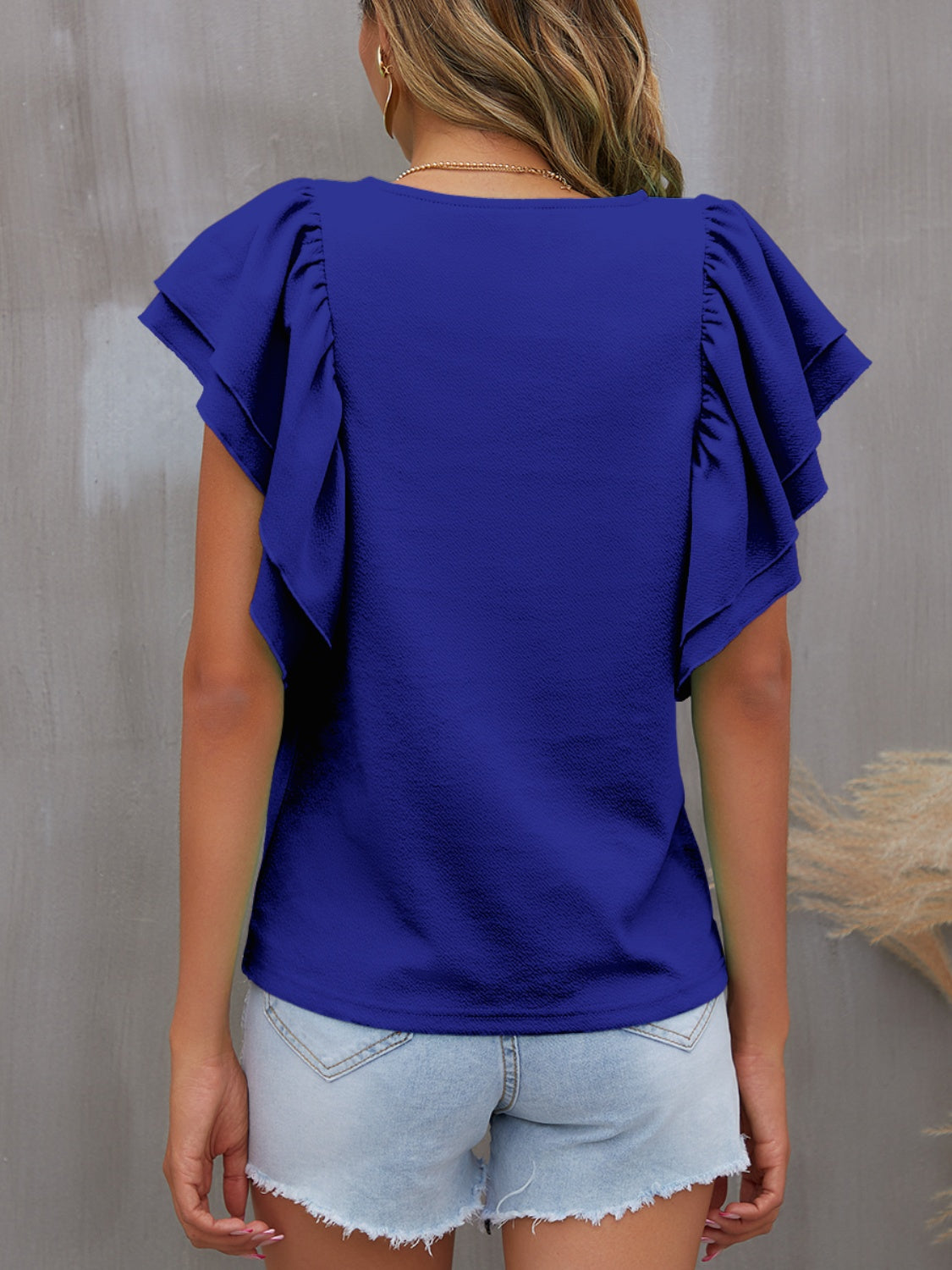 Blusa con cuello redondo y mangas con volantes