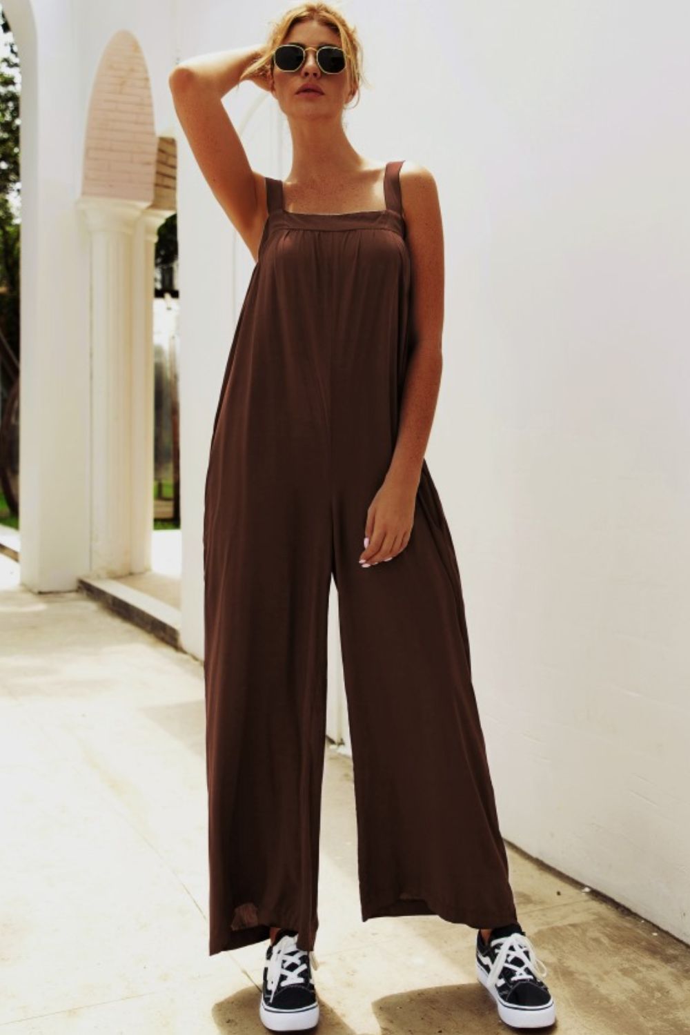 Jumpsuit mit breiten Trägern und weitem Bein