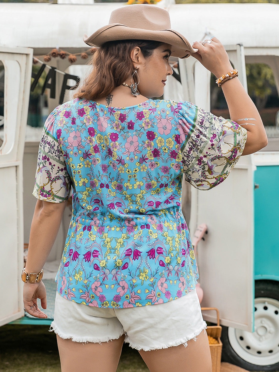 Plus Size Bluse mit V-Ausschnitt und kurzen Ärmeln, gerüscht, mit Spitzendetail und Aufdruck