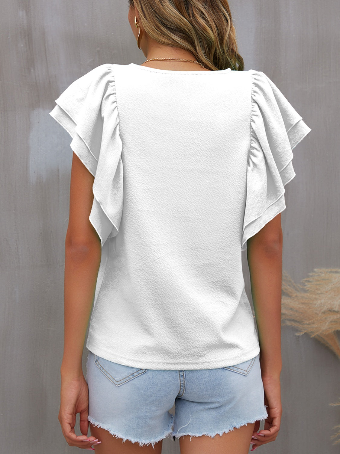 Blusa con cuello redondo y mangas con volantes