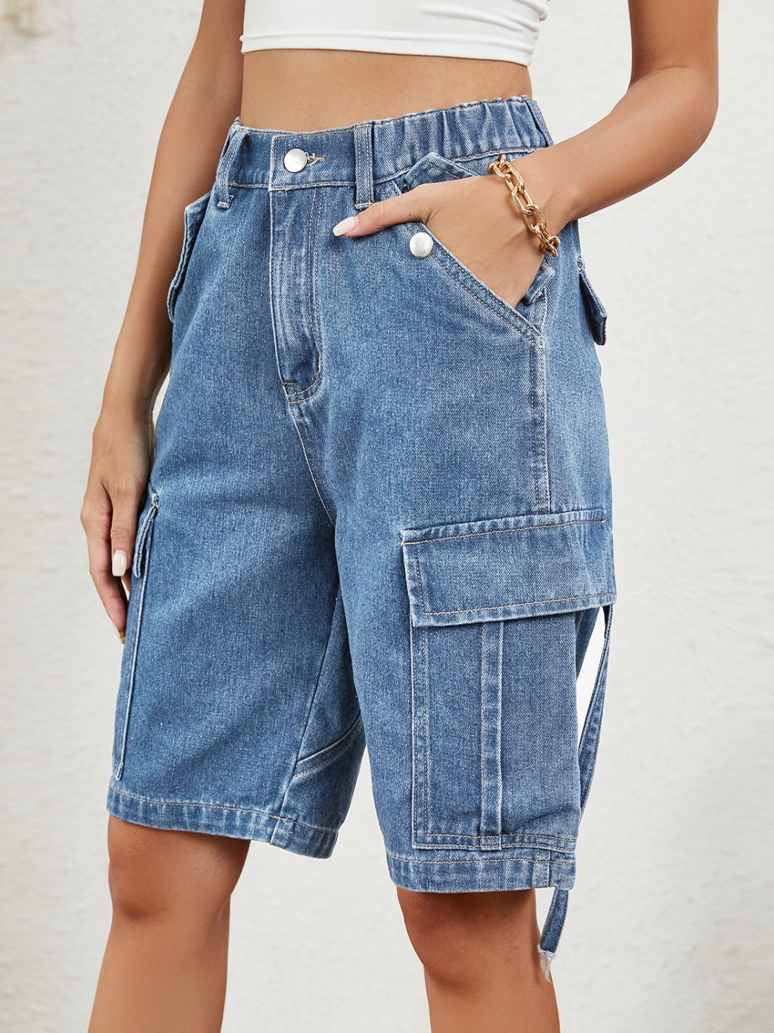 Jeansshorts mit hoher Taille und Taschen