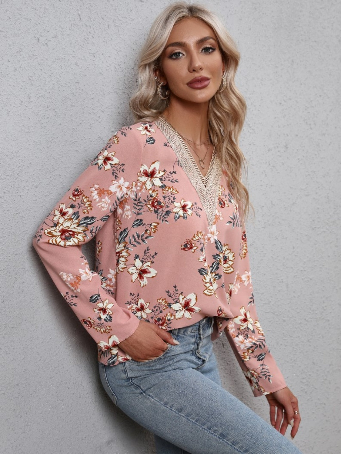 Blusa estampada de manga larga con cuello en V