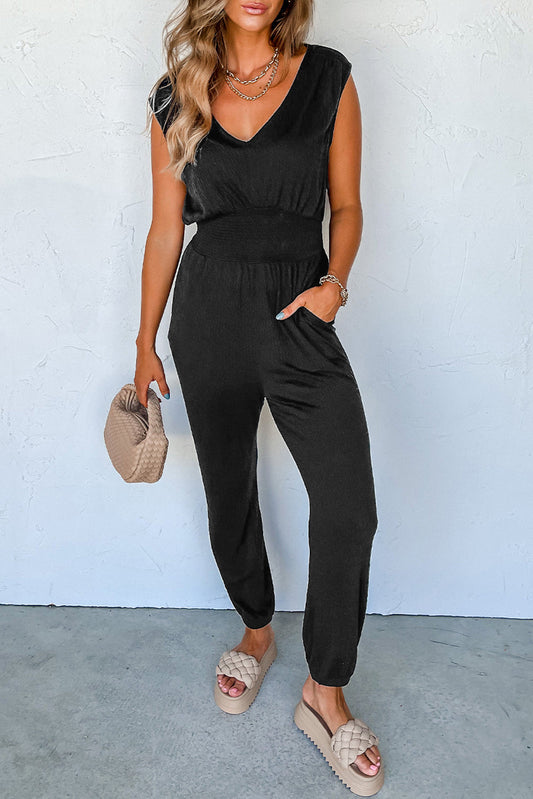 Jumpsuit mit V-Ausschnitt, breiten Trägern und Taschen