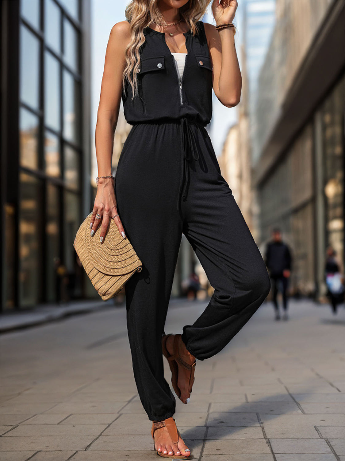 Ärmelloser Jumpsuit mit halbem Reißverschluss und Taschen