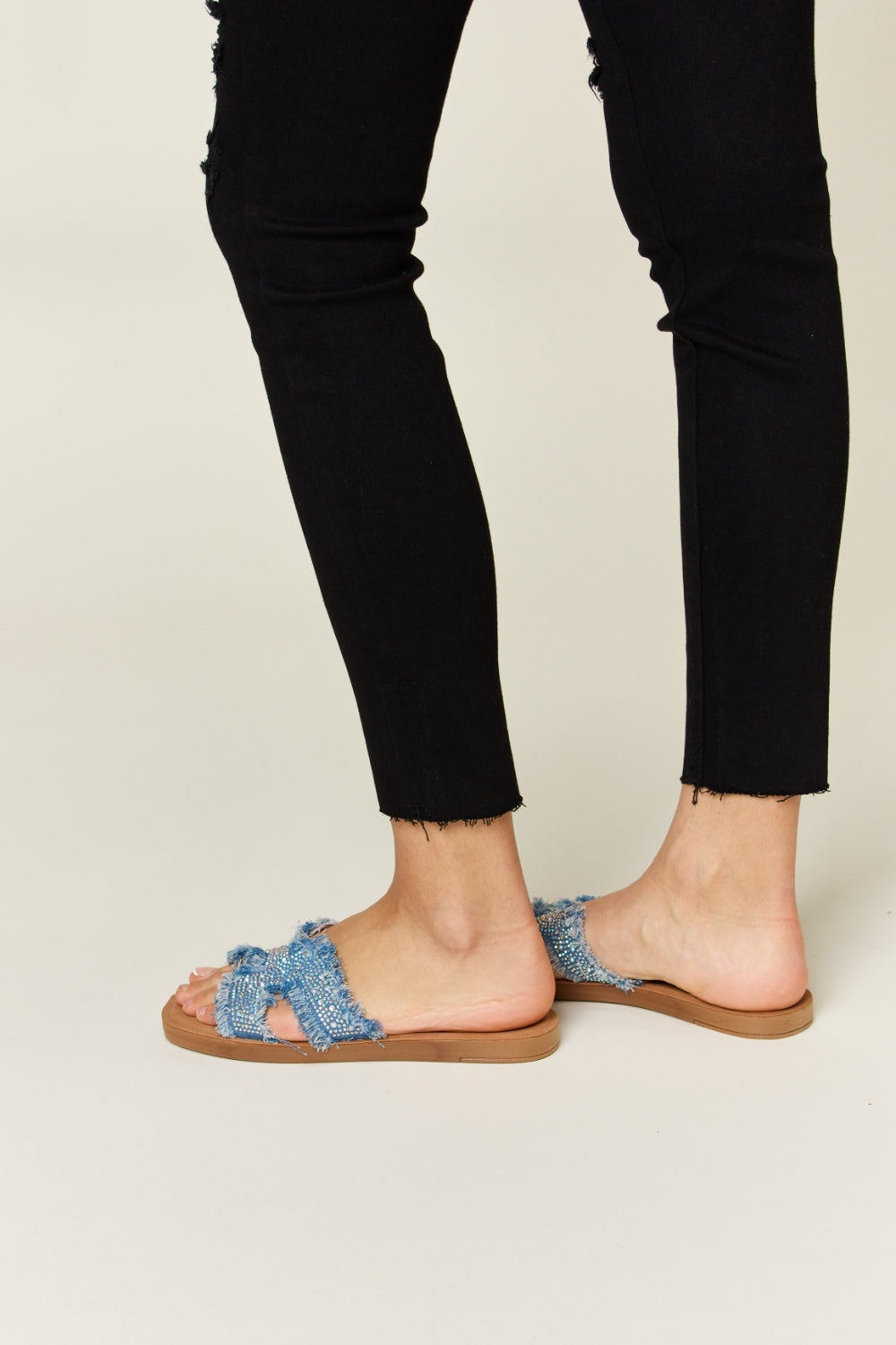 Forever Link – Flache Jeans-Sandalen mit H-Band und Rohbesatz