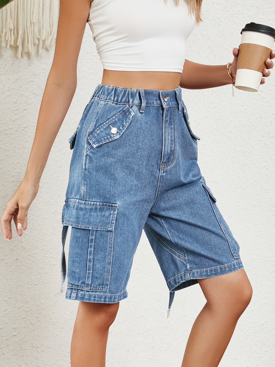 Jeansshorts mit hoher Taille und Taschen