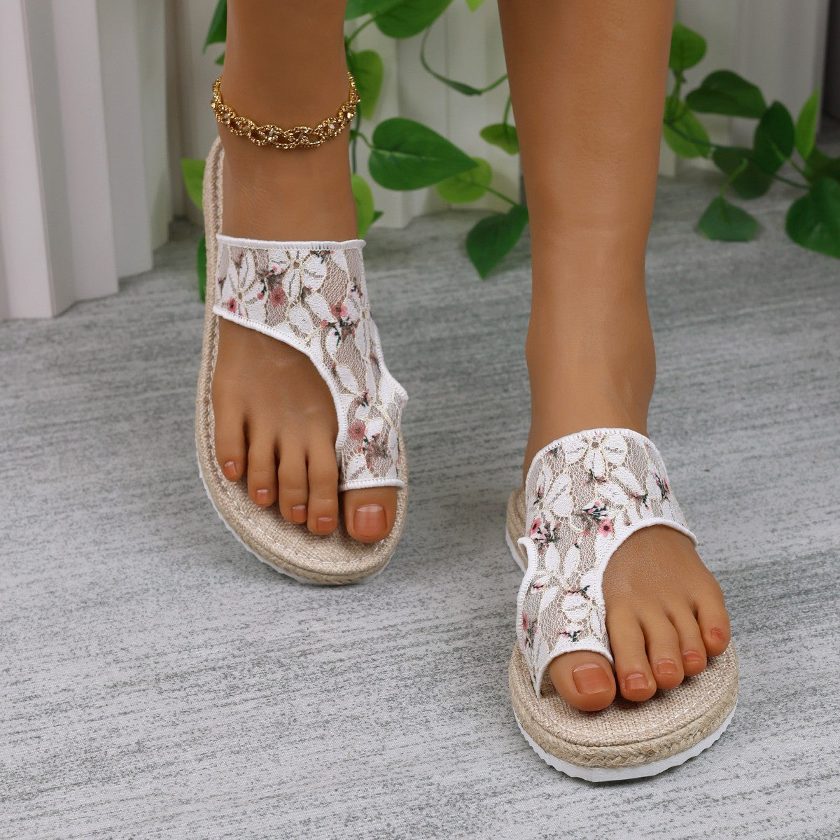 Flache Sandalen mit Blumenmuster und Zehensteg