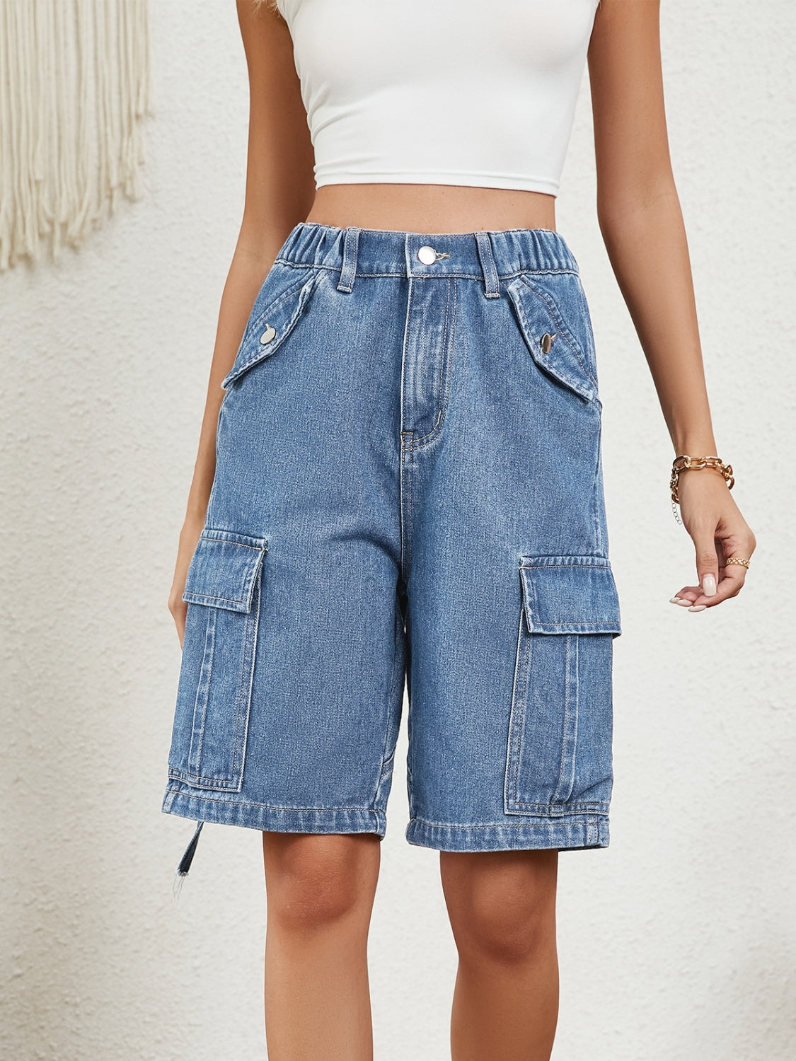 Jeansshorts mit hoher Taille und Taschen