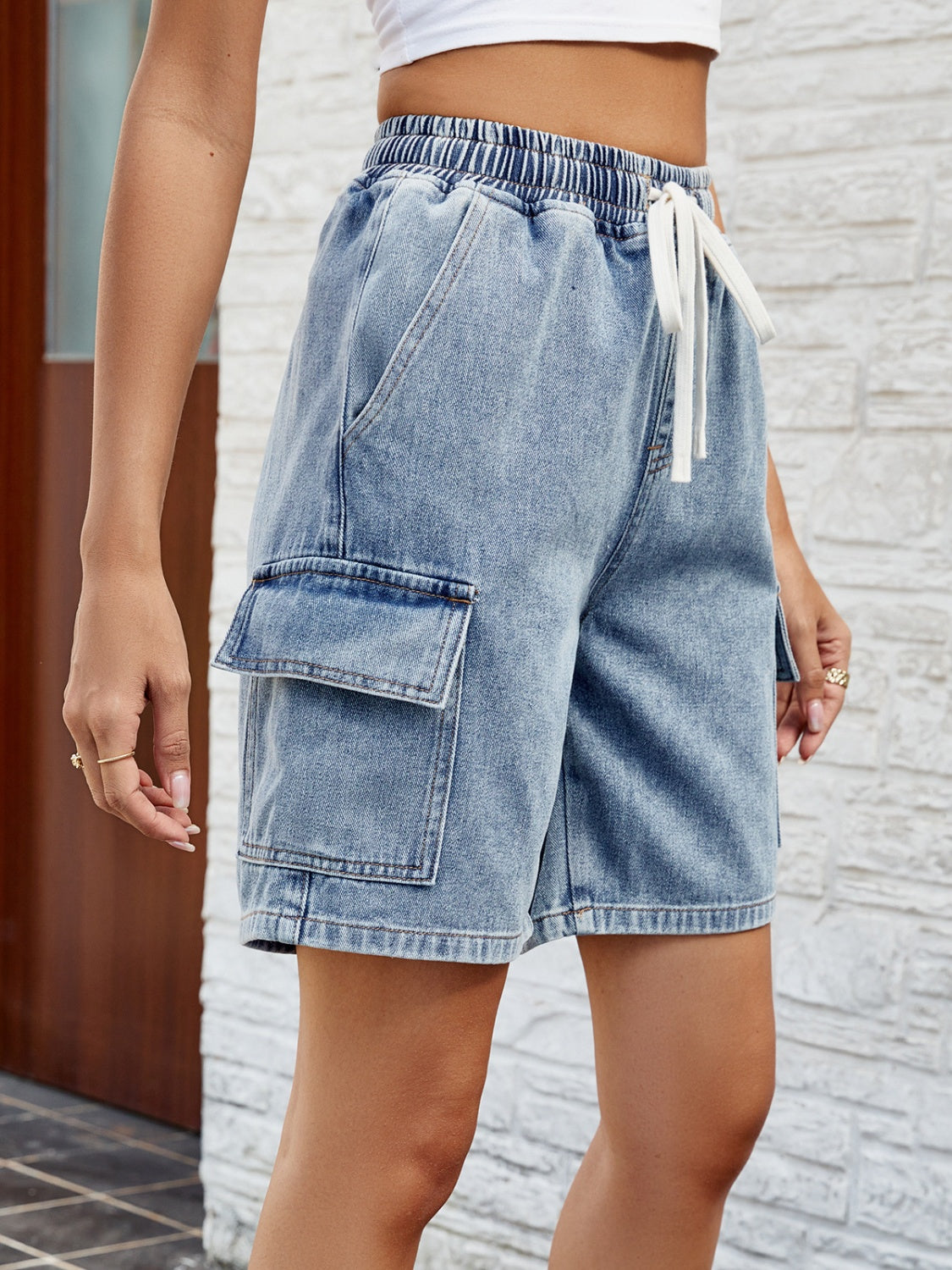 Jeansshorts mit Kordelzug und Taschen