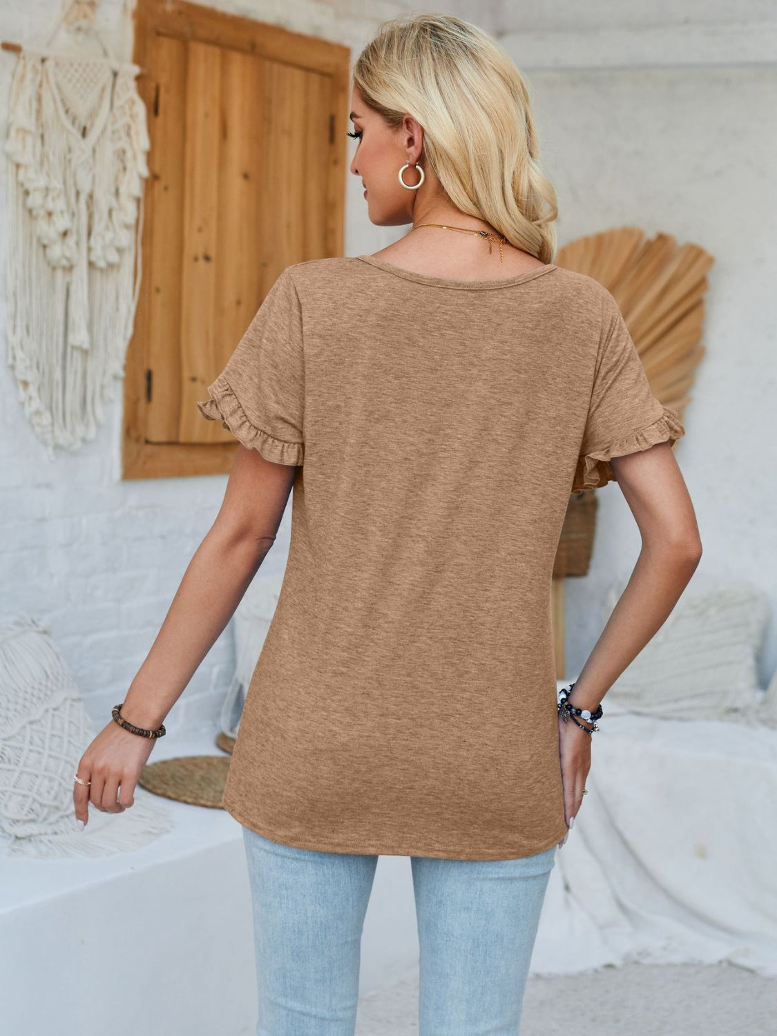 Blusa con mangas de pétalos y cuello redondo con volantes